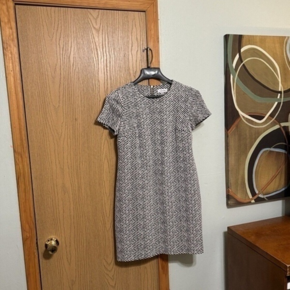 Calvin Klein Size 8 w/Geometric Print Short Sleeve Knee-Length Sheath Dress